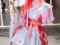 樱色巫女降临!PikuPiku樱巫女cos还原神社偶像的治愈魅力