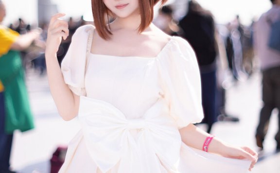 百越Rai丽日御茶子COS:白色礼服演绎英雄学院甜美英雄少女