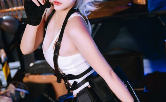 日奈娇女特工cos:热裤版特工造型展现冷酷与灵动的双重魅力