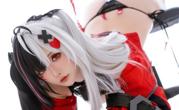 星之迟迟安魂曲同人版COS:红黑白美学演绎冷艳与俏皮并存