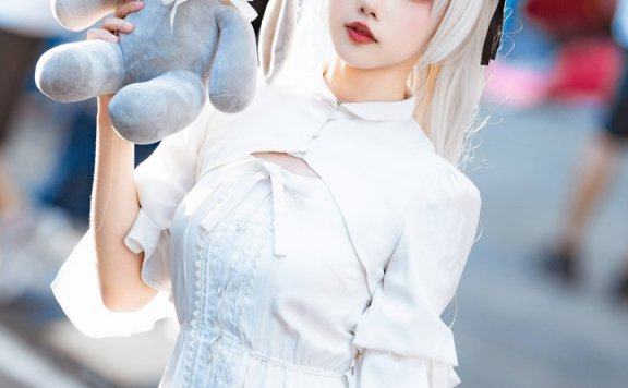 momoko葵葵春日野穹cos:纯白光影重现经典少女的清冷之美
