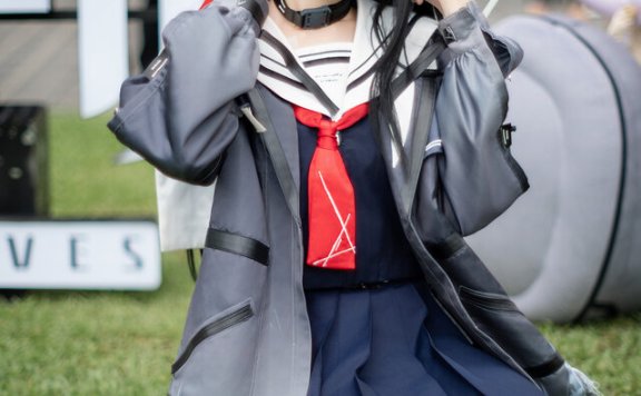 四巫日モミ朽叶千咲cos赏析:黑白红水手服演绎冷感少女魅力