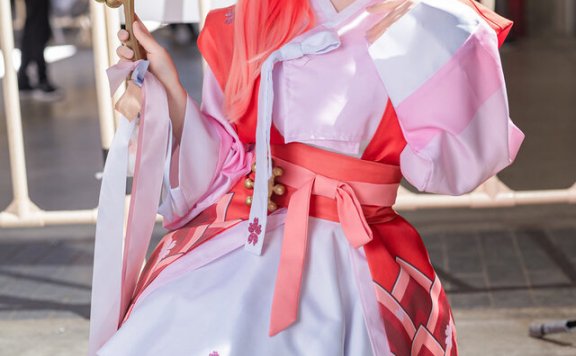 樱色巫女降临!PikuPiku樱巫女cos还原神社偶像的治愈魅力