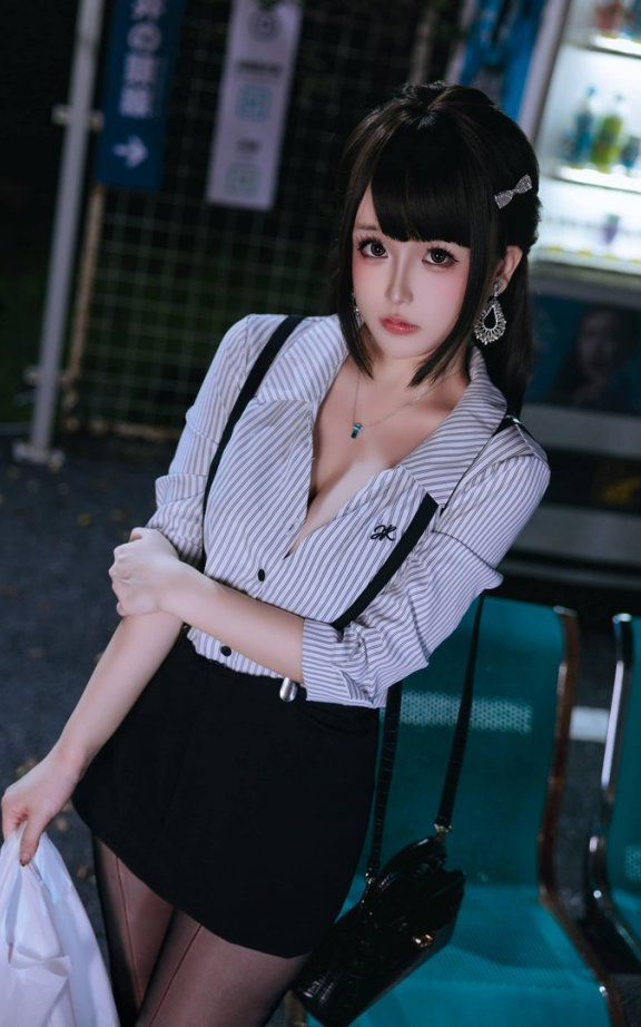下班的OL日奈娇COS:日系办公室女郎演绎都市女性独特魅力