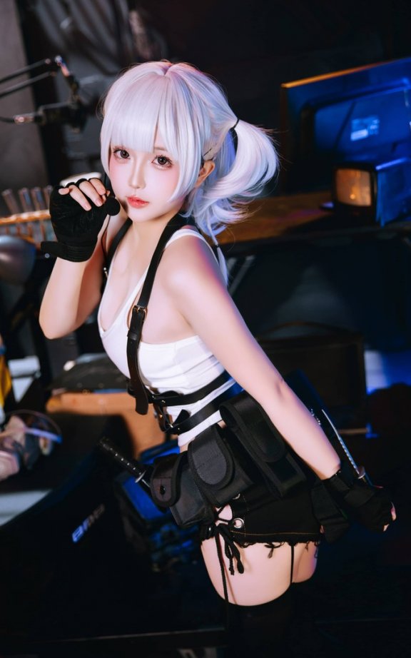 日奈娇女特工cos:热裤版特工造型展现冷酷与灵动的双重魅力