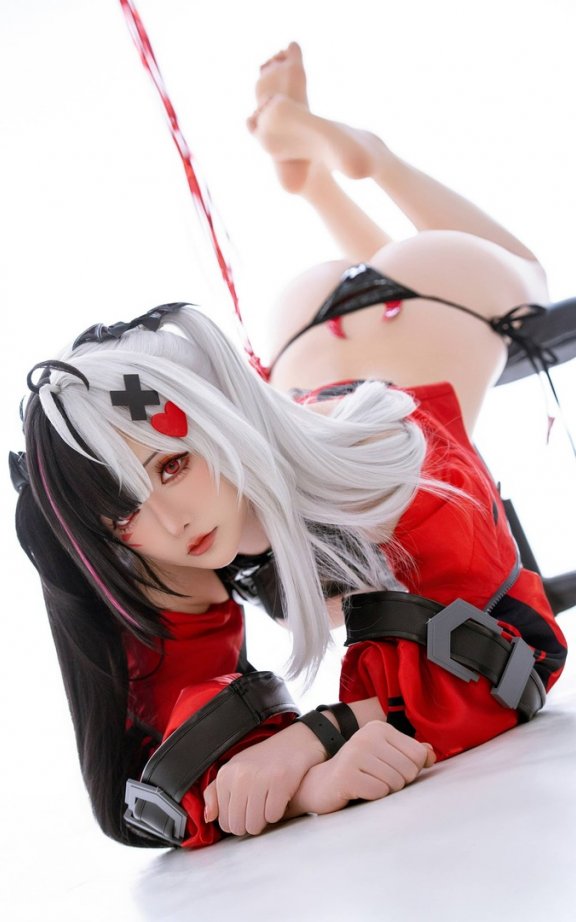 星之迟迟安魂曲同人版COS:红黑白美学演绎冷艳与俏皮并存