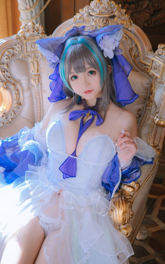 碧蓝航线柴郡cos赏析:日奈娇婚纱版演绎猫系舰娘的梦幻魅力