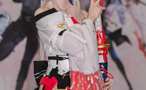 鸣潮·绯雪COS:月海月音银发红瞳造型日式长袖尽显冷艳气质