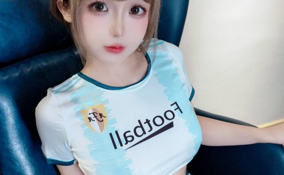 日奈娇足球宝贝cosplay赏析：清爽球衣造型诠释运动少女魅力