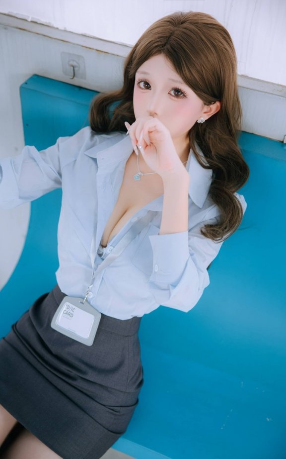 日奈娇OL女郎cos:演绎电车上班族通勤场景里的轻熟职场感