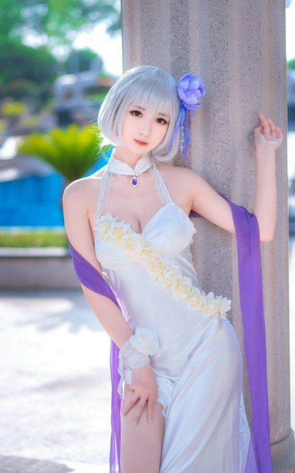 碧蓝航线天狼星COS:弥音音演绎白色礼服与紫色披帛的优雅