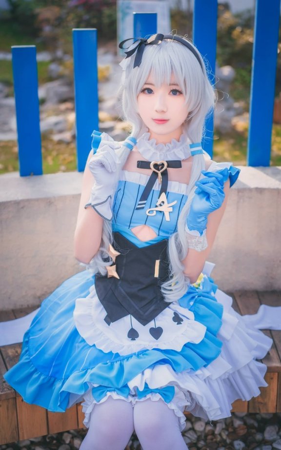 崩坏学园2·德丽莎COS赏析:弥音音还原蓝白少女的经典魅力