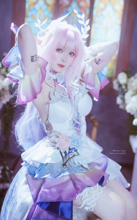 崩坏星穹铁道昔涟cos:霜月shimo演绎粉白梦境中的优雅重逢