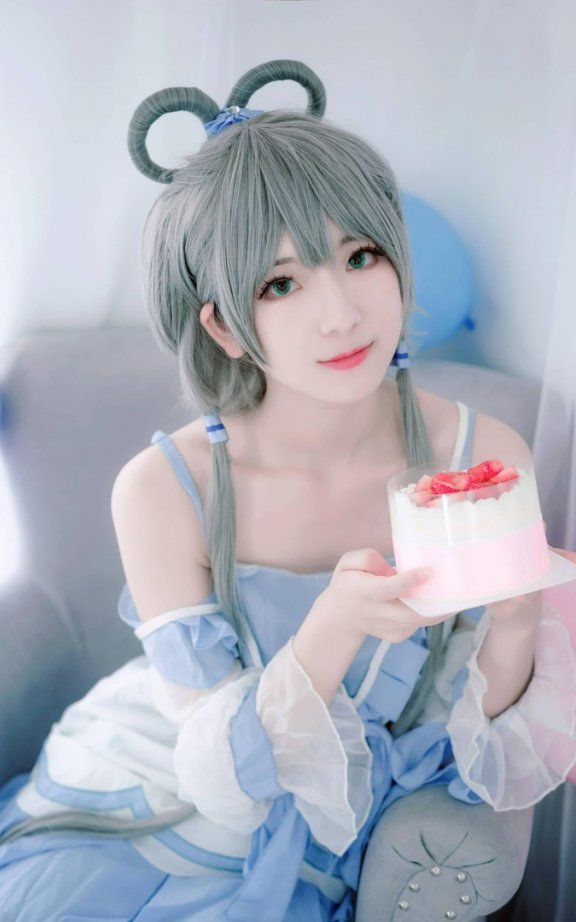 弥音音洛天依COS:生日快乐版清甜灵动梦幻生日派对感拉满