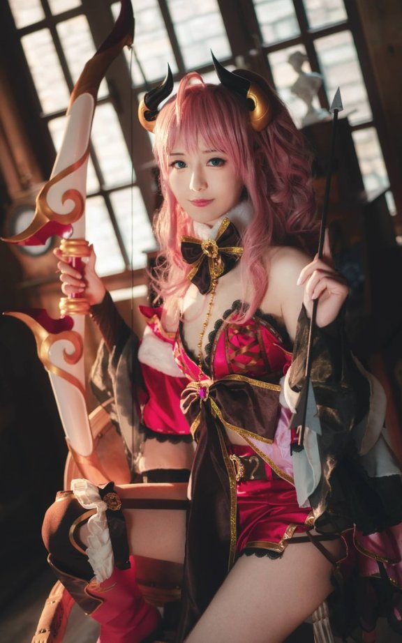 弥音音铃奈COS：公主连结ReDive粉发弓箭少女的明艳与优雅