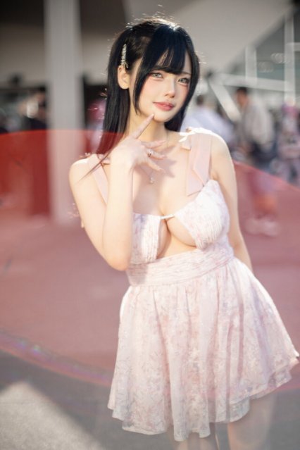 宫村Ruka亮相PF44:粉色夏日裙装甜美吸睛,镜头表现力拉满