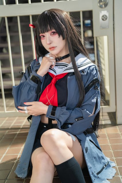 鸣潮朽叶千咲COS:天世Amase冷艳眼神诠释废墟感少女魅力
