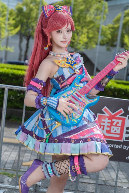 猫乃Nekono音城赛拉cos:红发偶像抱起吉他元气舞台感拉满