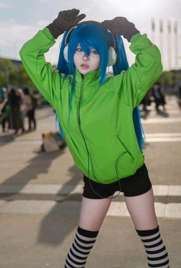 百越UziMoko初音未来:俄罗斯套娃荧光绿外套下的叛逆节拍