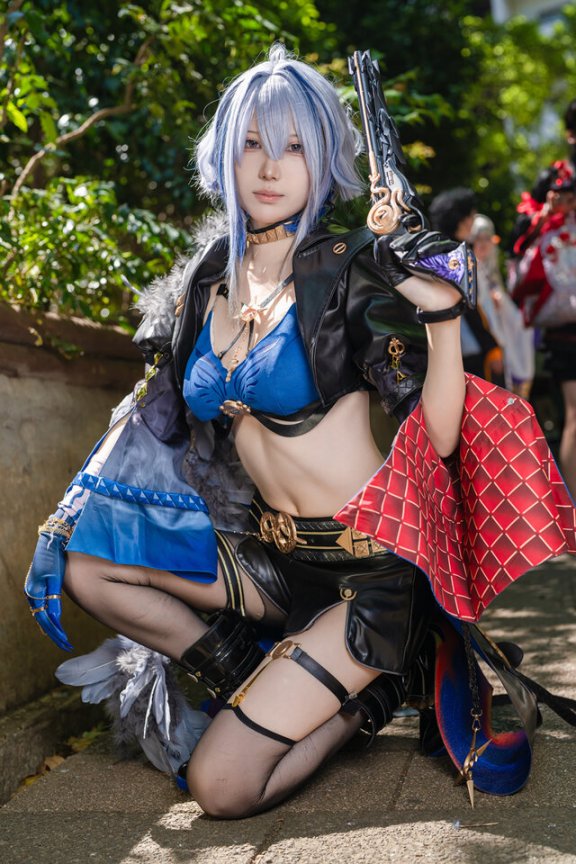 鸣潮嘉贝莉娜COS:Komu银发枪械与蓝黑造型尽显飒爽气质