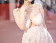 宫村Ruka亮相PF44:粉色夏日裙装甜美吸睛,镜头表现力拉满