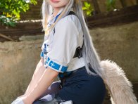 彩虹社栞叶瑠璃COS:汪Wan演绎白制服兽耳少女的治愈魅力