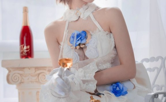 崩坏丽塔花嫁COS赏析:弥音音演绎蓝白花礼中的优雅与从容