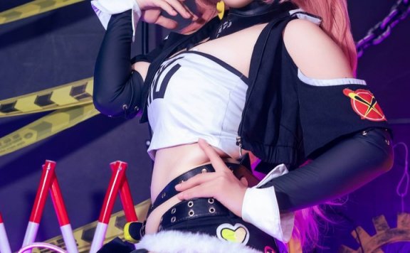 绝区零妮可·德玛拉COS:Messie Huang展现狡兔屋老板气质