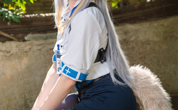 彩虹社栞叶瑠璃COS:汪Wan演绎白制服兽耳少女的治愈魅力