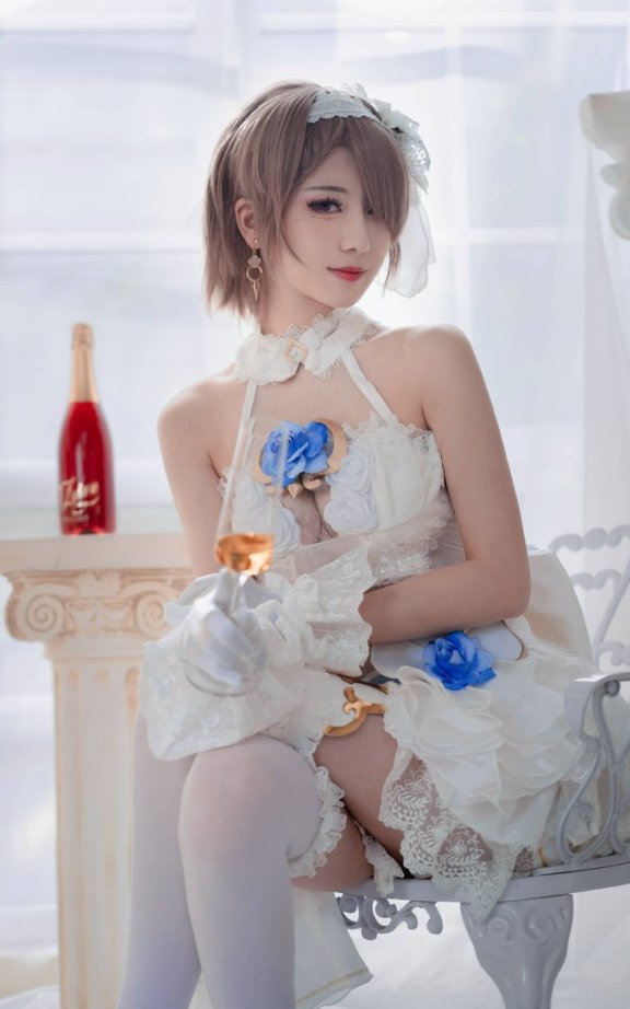 崩坏丽塔花嫁COS赏析:弥音音演绎蓝白花礼中的优雅与从容