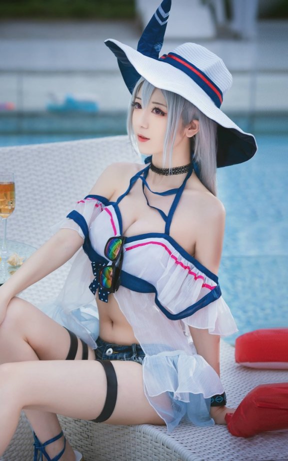 弥音音明日方舟COS:夏日泳装斯卡蒂演绎清冷与优雅的魅力