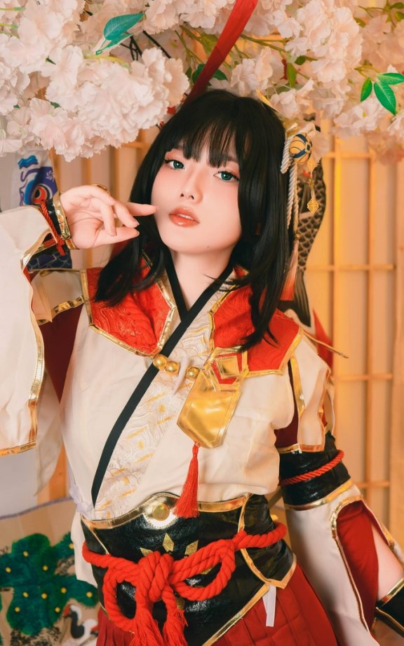 Messie Huang火芽cos:展现炎火村接待娘的温柔气质与魅力