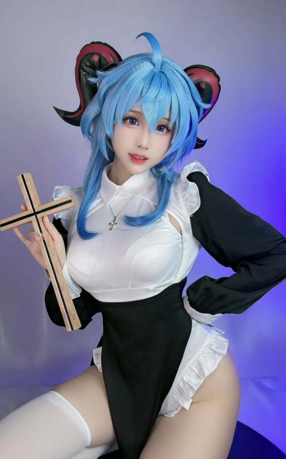 miko酱ww甘雨COS:修女风服饰与蓝紫光影交织的二创魅力