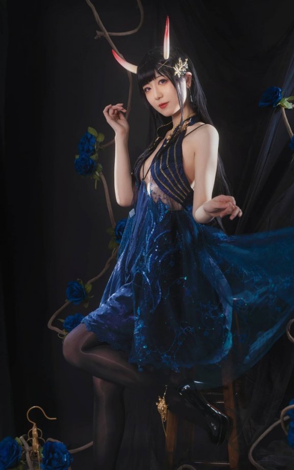 碧蓝航线能代COS：弥音音深蓝礼服造型优雅又不失成熟魅力