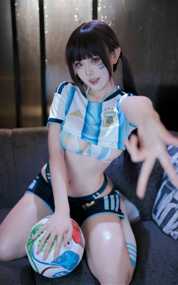 miko酱ww足球宝贝COS:演绎蓝白球衣的青春活力运动少女