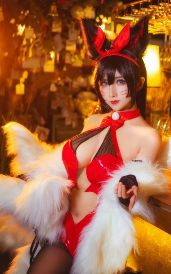 rioko凉凉子阿狸兔女郎cos:演绎九尾狐灵动魅力与夜色风情