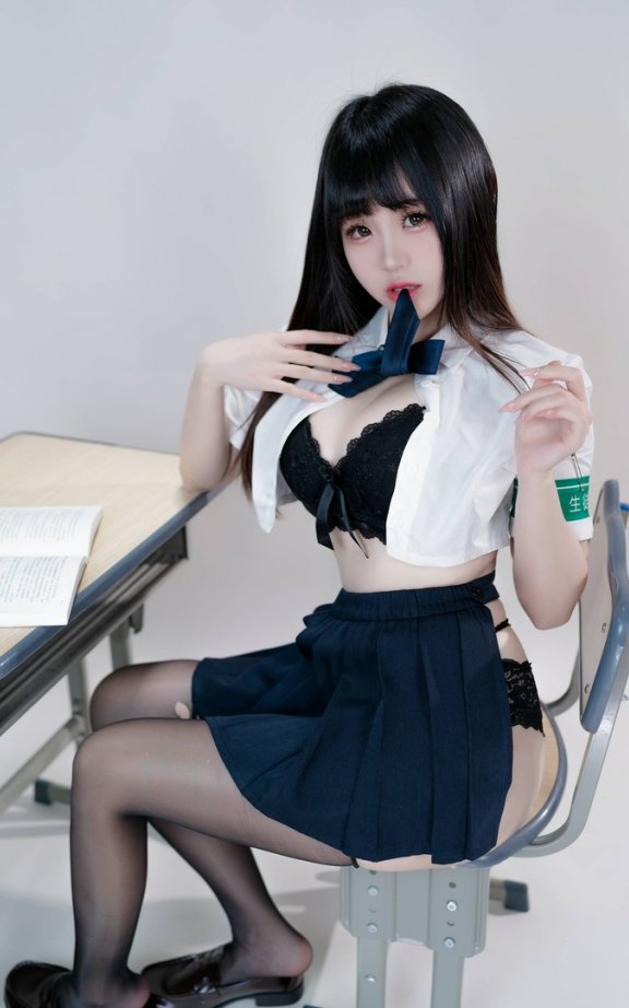 miko酱ww风纪委员COS赏析:黑长直JK制服演绎校园反差感