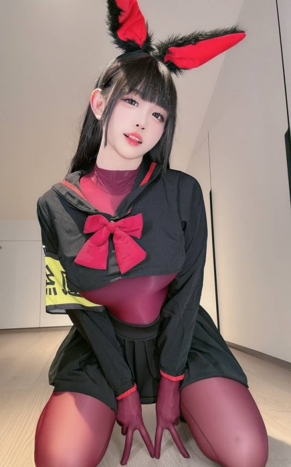 miko酱ww兔子版风纪委员COS：黑红JK制服演绎俏皮反差感