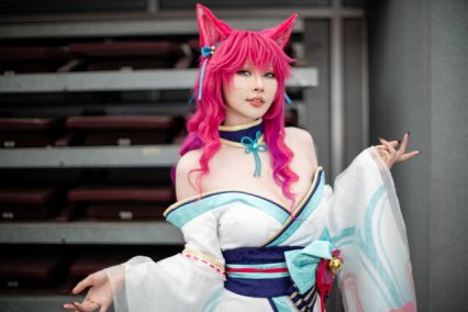 餓小璇miu阿狸COS:粉色狐耳搭配和风华服,九尾狐魅力十足