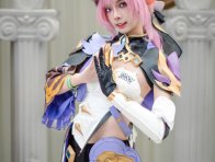 崩坏3爱莉希雅COS|四巫日モミ化身粉发精灵美少女惊艳亮相