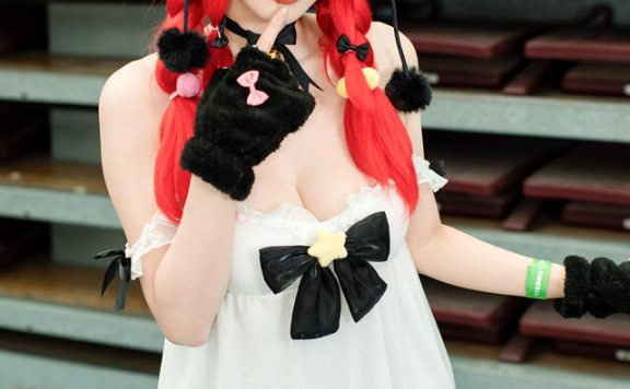 餓小璇miu异环娜娜莉COS：红发猫娘亮相，俏皮造型相当吸睛