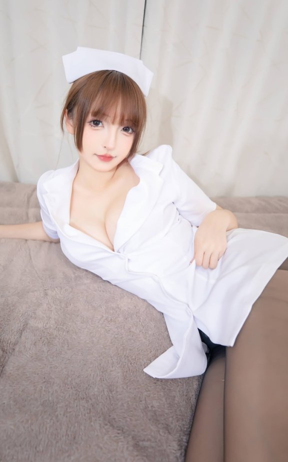 神楽坂真冬值勤护士COS赏析：白色制服与日系风格视觉魅力