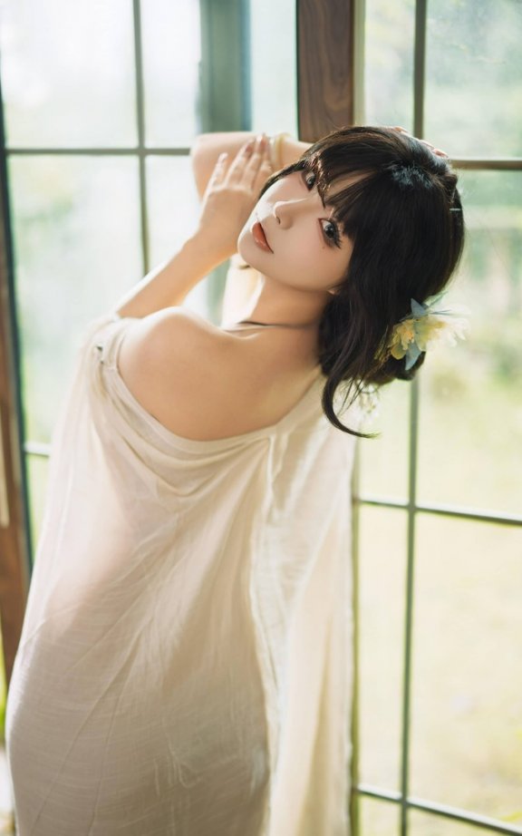 yuuhui玉汇春之歌素衣少女COS赏析:林间木屋里的春日诗意